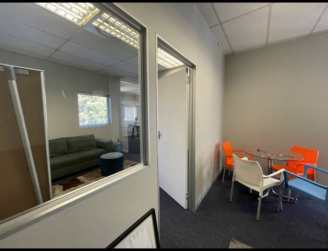 128M² OFFICE TO LET IN LYME PARK